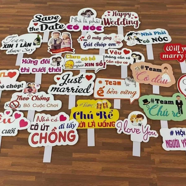 Hashtag Cầm Tay Một mẫu hashtag cầm tay đẹp được thiết kế theo chủ đề sự kiện sẽ khiến khách mời nhớ mãi