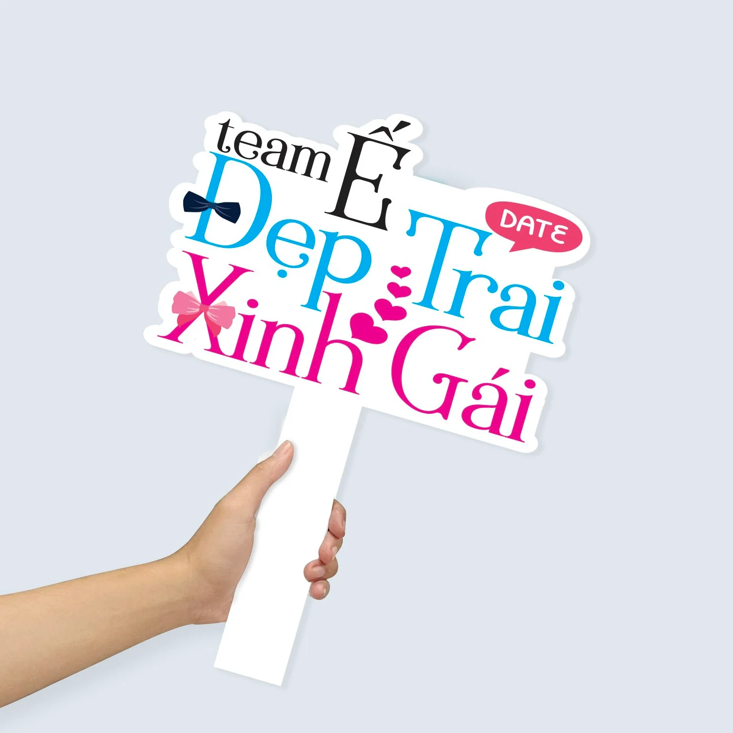 Hashtag Cầm Tay Để tạo ra một chiếc hashtag cầm tay sự kiện hay hashtag cầm tay chụp ảnh thu hút, khâu thiết kế đóng vai trò cực kỳ quan trọng