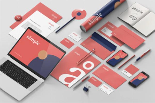 Một bộ nhận diện thương hiệu chuyên nghiệp được sắp xếp gọn gàng, bao gồm folder, giấy tiêu đề và danh thiếp, tất cả đều đồng bộ về màu sắc và vật liệu.