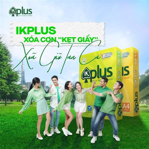 Chuyên gia in ấn đang kiểm tra chất lượng và lựa chọn chất liệu giấy phù hợp cho dự án