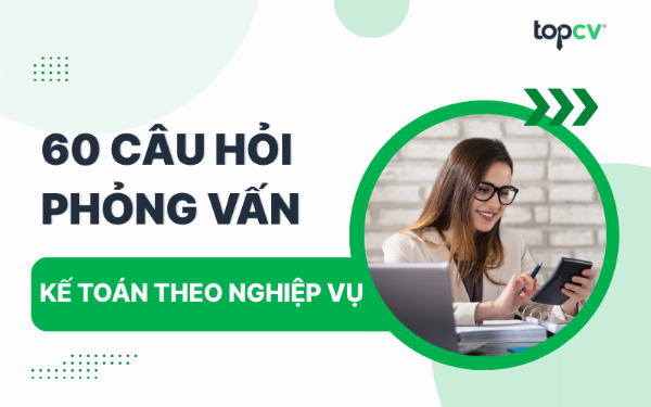 Một chuyên gia tư vấn đang trình bày các mẫu vật liệu giấy khác nhau cho khách hàng tại văn phòng Làm Bảng Hiệu 365