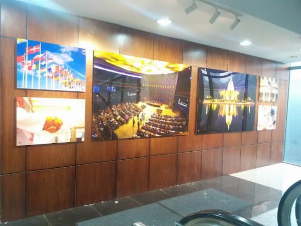 ận cảnh máy in UV đang hoạt động, đèn UV chiếu sáng làm khô mực ngay lập tức trên bề mặt vật liệu in