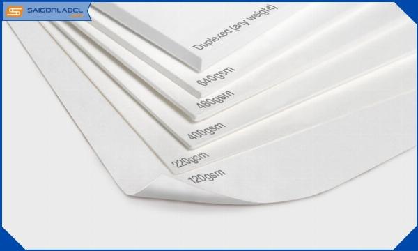 Các chồng giấy Ivory với độ dày khác nhau tương ứng với các định lượng gsm phổ biến