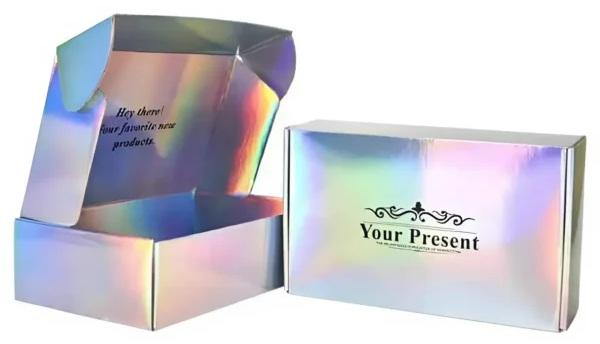 Một chiếc hộp giấy màu đen mờ sang trọng với logo và họa tiết được ép kim vàng bóng loáng, thể hiện sự cao cấp và tinh xảo