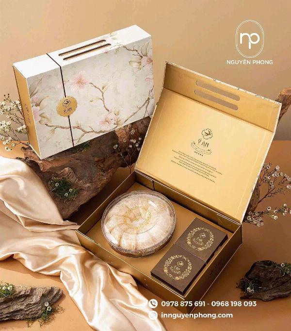 Cận cảnh một chiếc thiệp cưới sang trọng được in trên giấy Bristol, làm nổi bật các chi tiết ép kim vàng và chất liệu giấy dày dặn