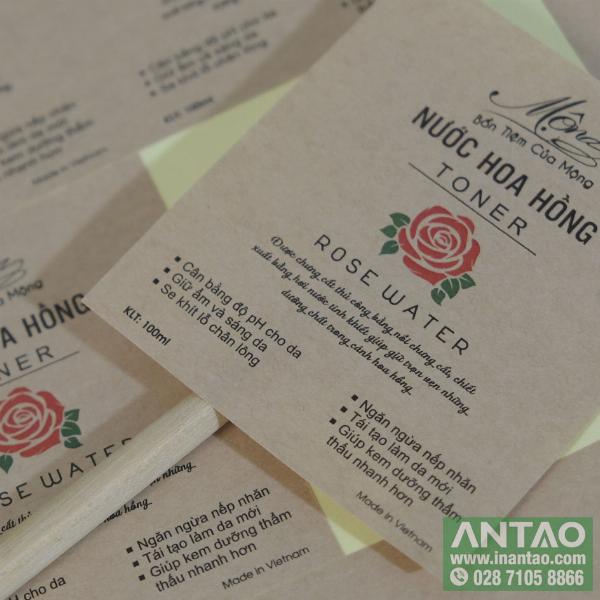 Các mẫu tem nhãn decal giấy Kraft với thiết kế đơn giản, mộc mạc dán trên các hũ mứt và túi cà phê handmade