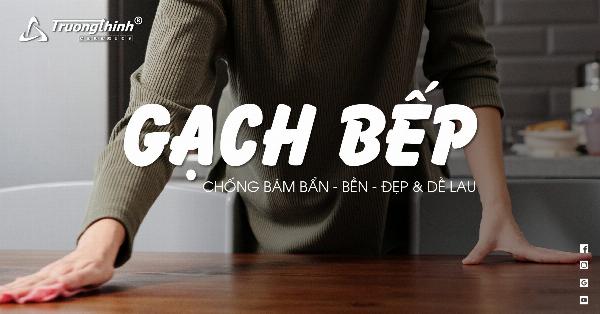 Hình ảnh một cuốn menu làm từ nhựa PVC đang được lau chùi dễ dàng bằng khăn ẩm, cho thấy khả năng chống nước và độ bền vượt trội của vật liệu.