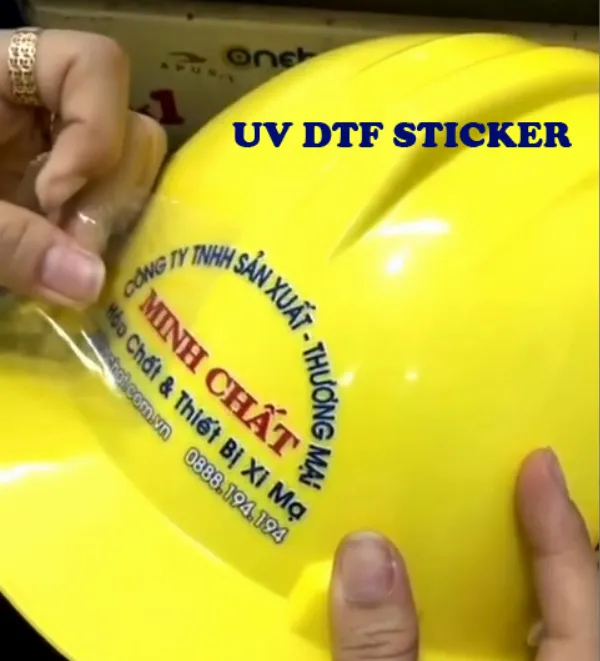 Hình ảnh cận cảnh máy in UV đang hoạt động với đầu phun và đèn UV chiếu sáng lên vật liệu in