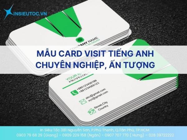Cận cảnh một chồng card visit bằng nhựa trong được in UV định vị với logo nổi và các chi tiết bóng sáng sang trọng