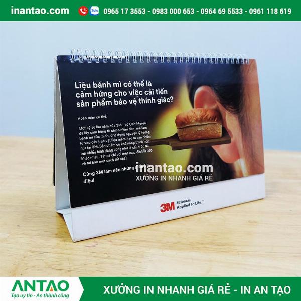 Cận cảnh so sánh bề mặt các loại giấy in lịch để bàn phổ biến như Couche bóng mịn, Bristol cứng cáp và giấy mỹ thuật có vân độc đáo