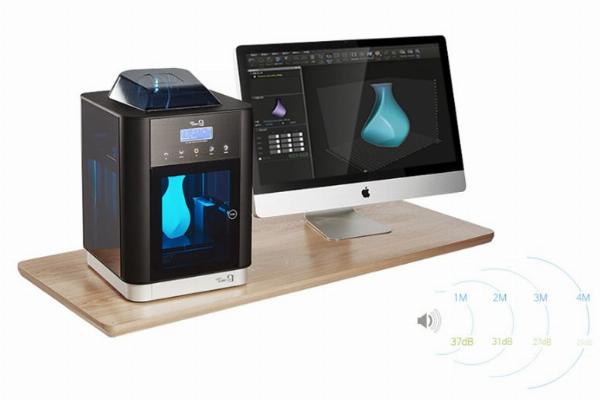 Hình ảnh so sánh độ bền của thẻ nhựa PVC và PETG khi bị uốn cong dưới áp lực