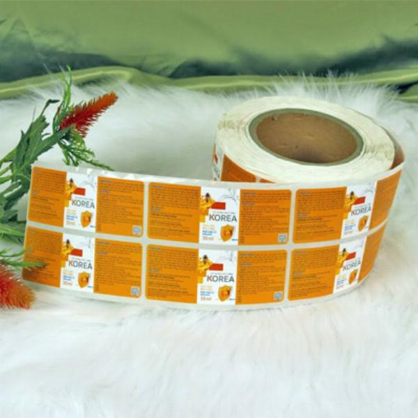 Các cuộn tem nhãn decal thành phẩm sau khi in bằng công nghệ flexo tại xưởng Làm Bảng Hiệu 365