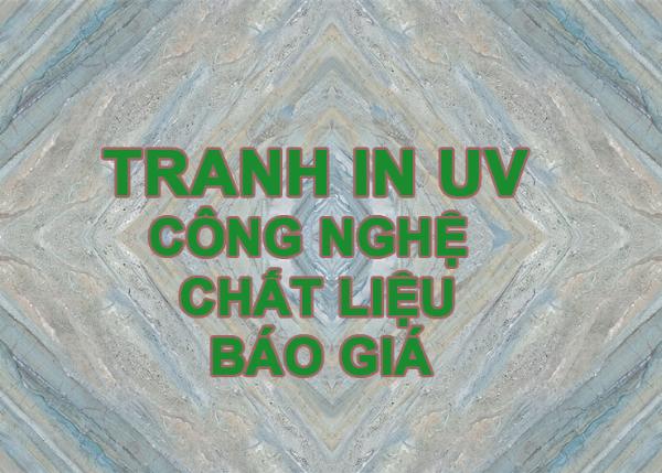 Một bức tranh kính khổ lớn in UV hình phong cảnh được lắp đặt trong phòng khách hiện đại, tạo chiều sâu và điểm nhấn nghệ thuật
