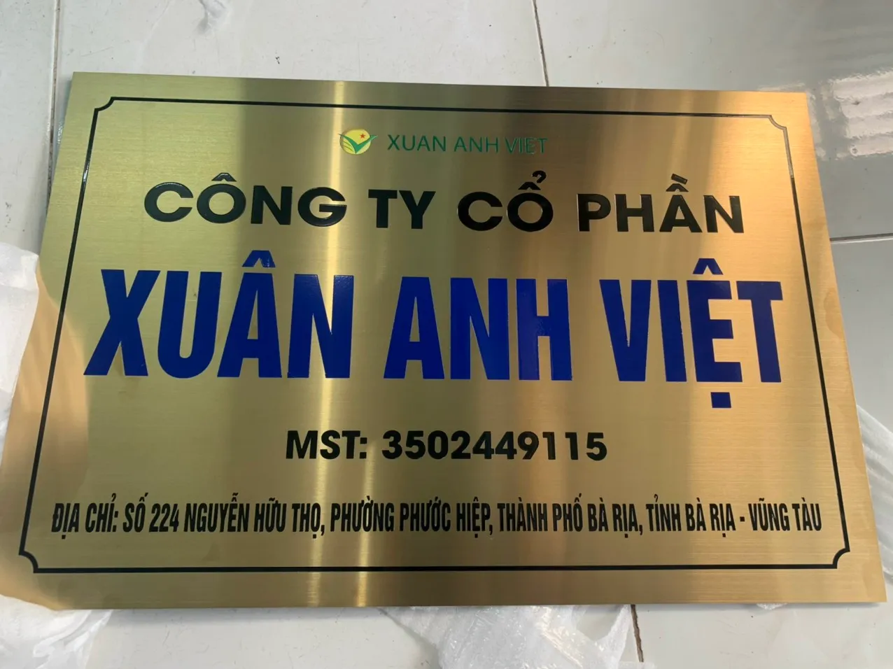 Biển Công Ty Alu Gương Bạc In UV Loi ich khi su dung dich vu lam bien cong ty alu tai Quang Cao 24H