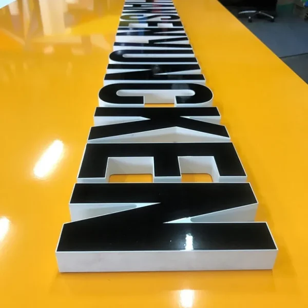 Quang Cao 24h tu hao la don vi thiet ke thi cong hang nghin du an chu mica cho cac khach hang