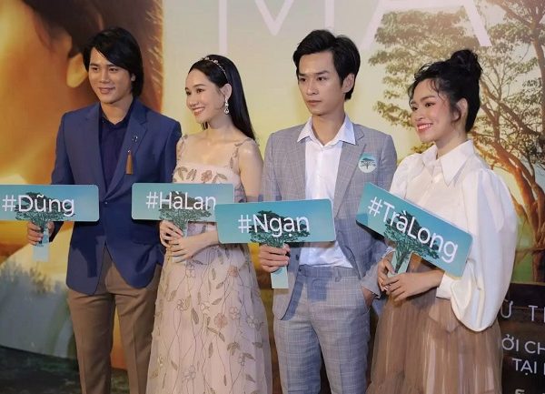 50+ Mẫu bảng Hashtag cầm tay chụp hình đẹp, ấn tượng bảng cầm tay ra mắt film