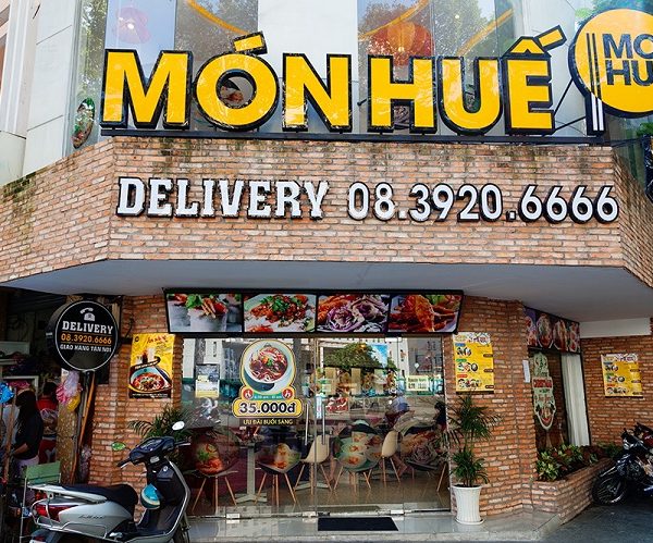 Bảng hiệu quán ăn món Huế