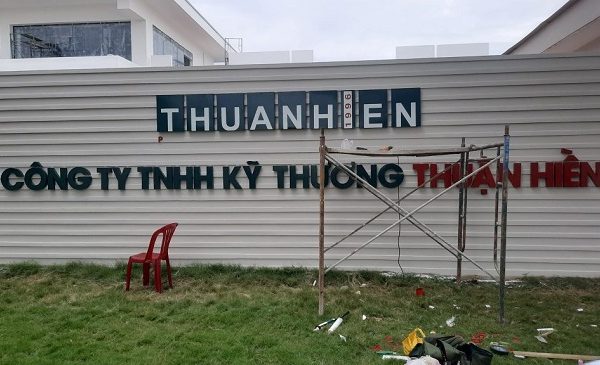 Chất liệu làm bảng hiệu nhà xưởng