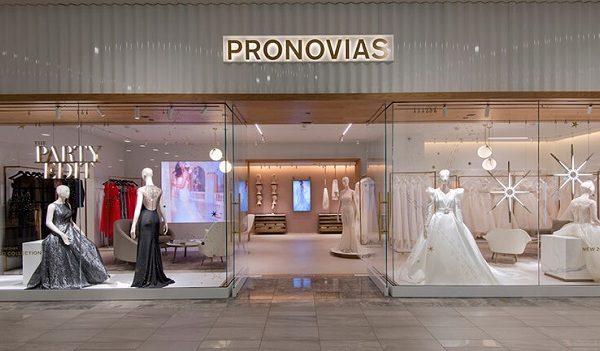 Chất liệu làm biển hiệu áo cưới