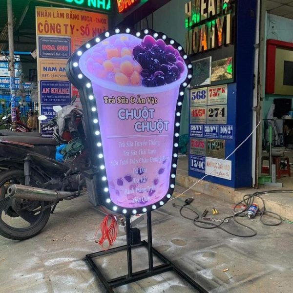 50+ Mẫu Bảng Hiệu Trà Sữa Đẹp Không Thể Bỏ Qua bảng hiệu trà sữa đứng