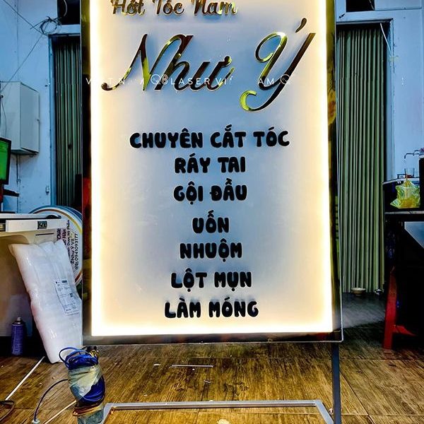 bảng hiệu quảng cáo makeup đứng