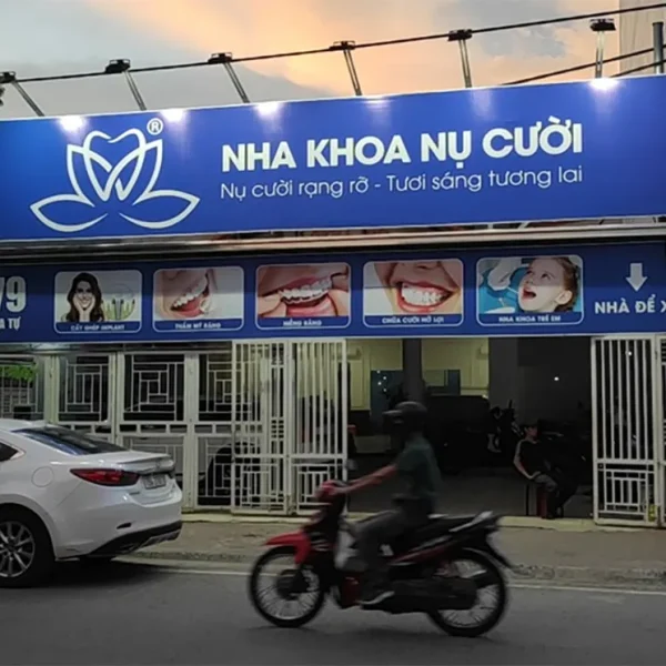 bien hieu quang cao cho nha khoa nu cuoi 1