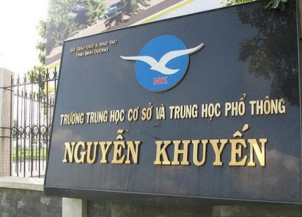 biển hiệu trường THPT