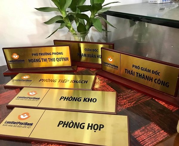 bảng tên phòng ban bằng đồng
