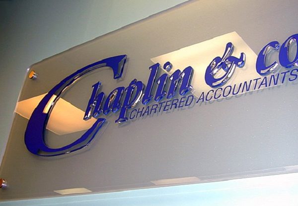 biển tên phòng ban bằng kính