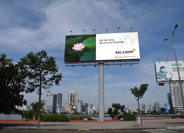Biển tấm lớn là gì? Những mẫu biển quảng cáo tấm lớn ấn tượng biển tấm lớn