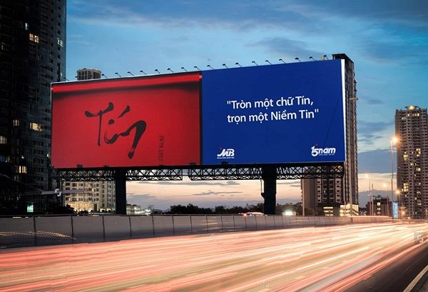 Biển tấm lớn là gì? Những mẫu biển quảng cáo tấm lớn ấn tượng biển tấm lớn độc đáo