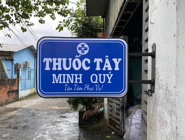 biển vẫy quầy thuốc bằng hộp đèn