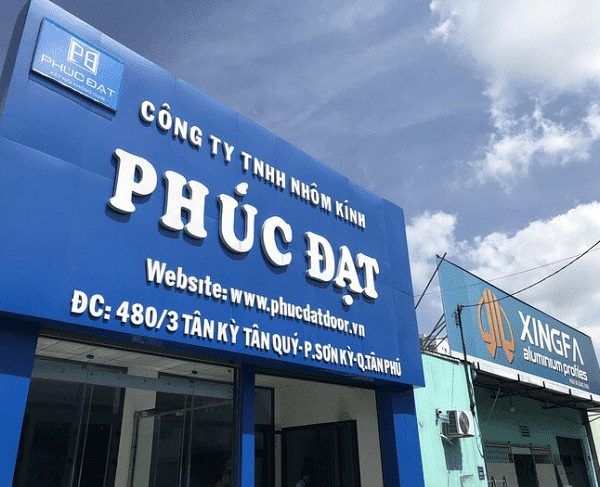 chất liệu làm bảng hiệu nhôm kính