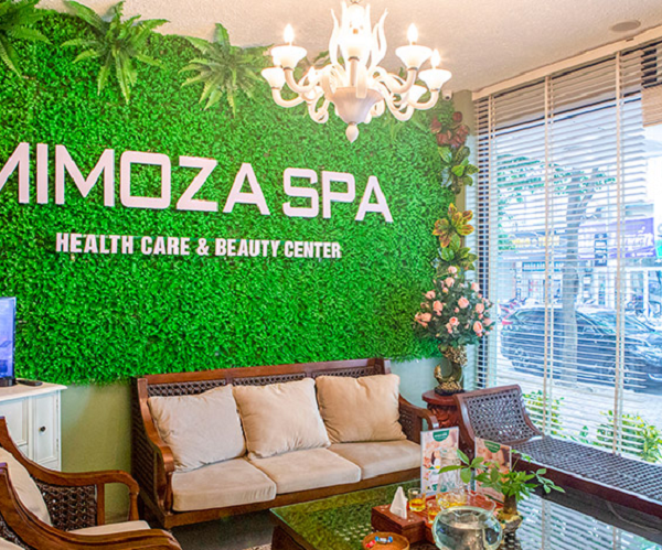 chữ nỗi bảng hiệu Spa trên cỏ nhựa