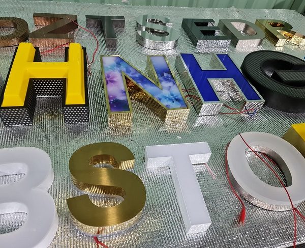 giá làm chữ nổi 3D