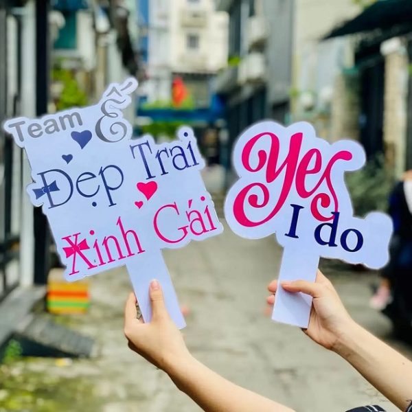 50+ Mẫu bảng Hashtag cầm tay chụp hình đẹp, ấn tượng Kích thước biển cầm tay