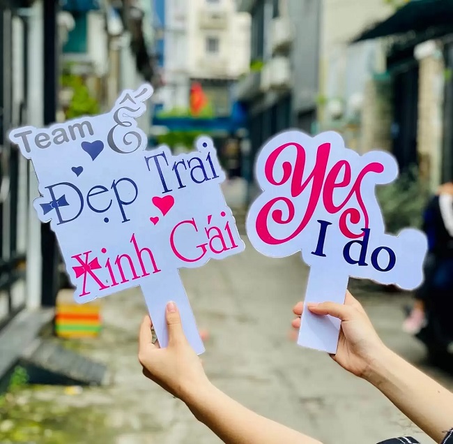 kich-thuoc-bien-cam-tay-chup-anh Kích thước biển cầm tay