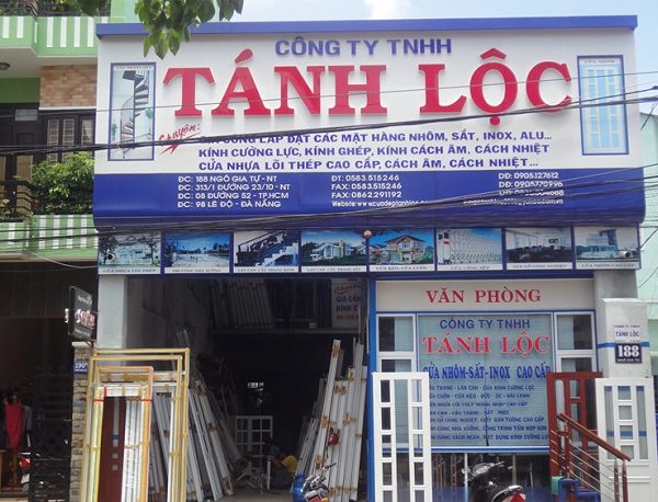 làm bảng hiệu nhôm kính