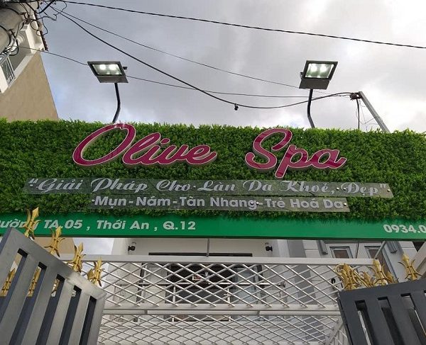 làm bảng hiệu spa cỏ nhân tạo