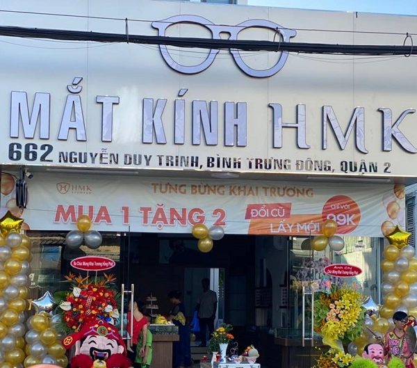biển quảng cáo kính mắt mica