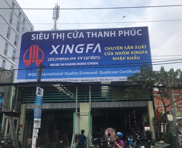 mẫu bảng hiệu nhôm kính xingfa
