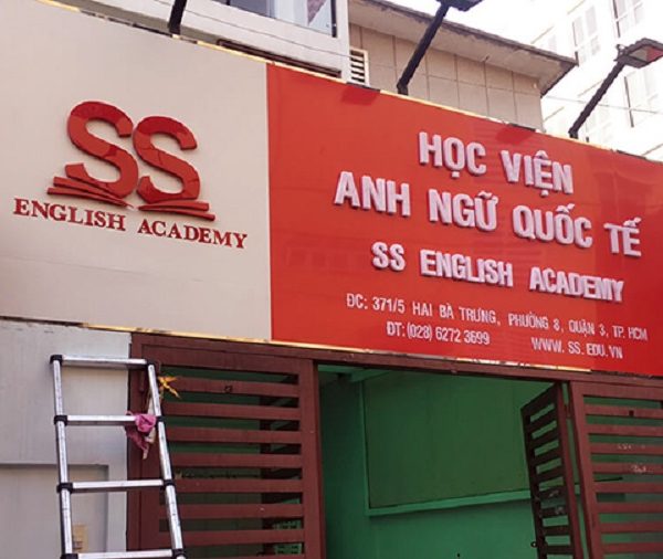 biển hiệu Mica trung tâm tiếng anh