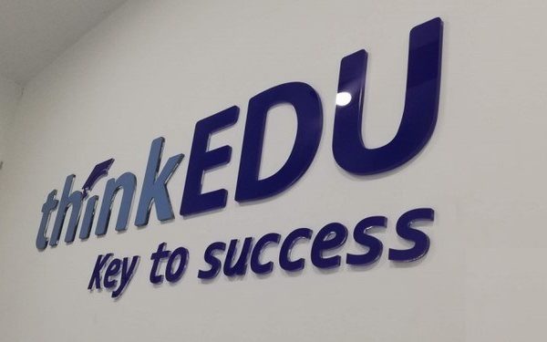 bảng hiệu trung tâm ngoại ngữ ThinkEDU