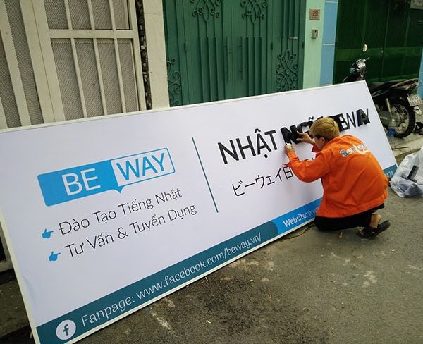 thi công bảng hiệu tôn dán decal
